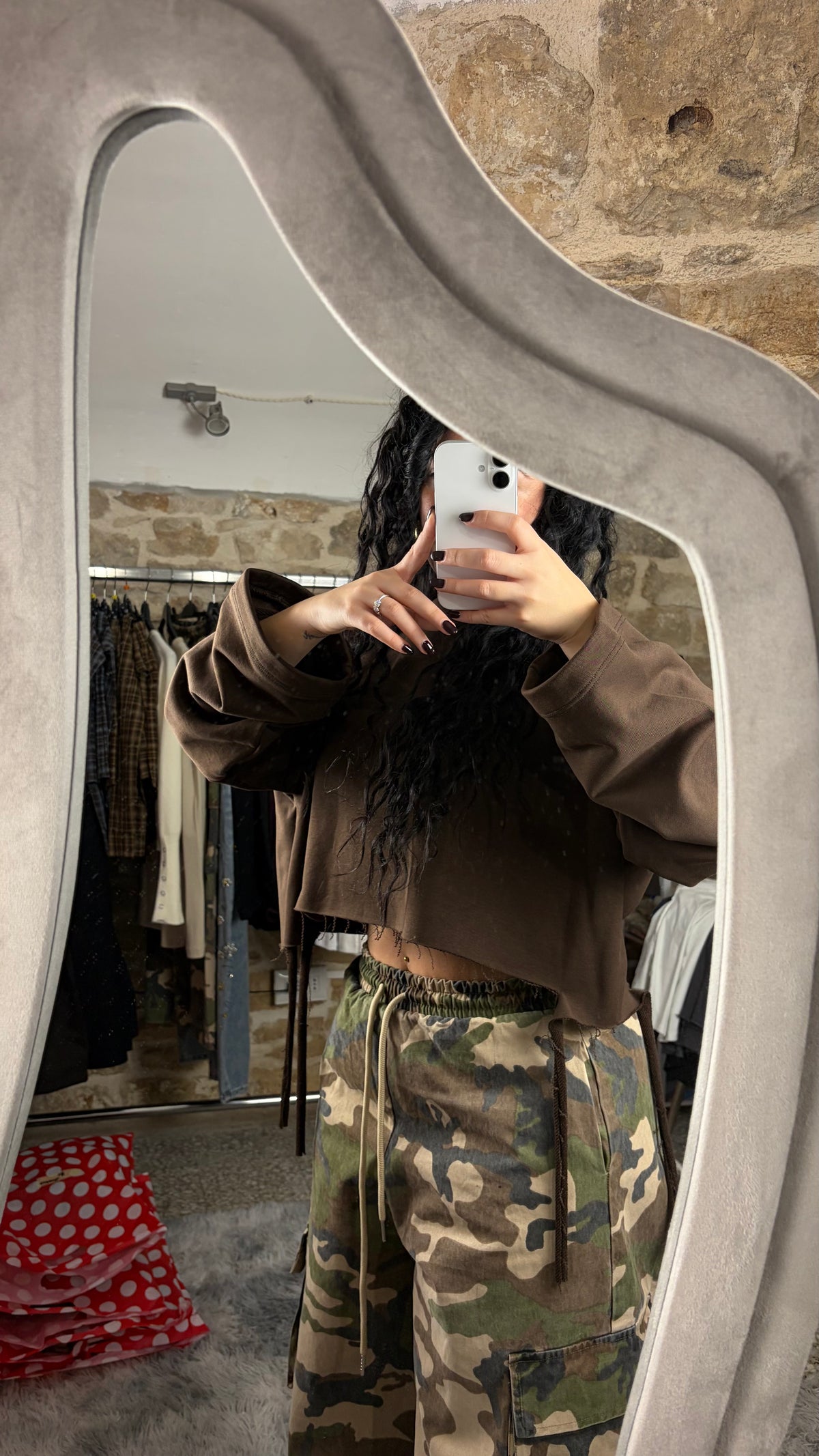 Felpa crop oversize con laccetti laterali - foto 2
