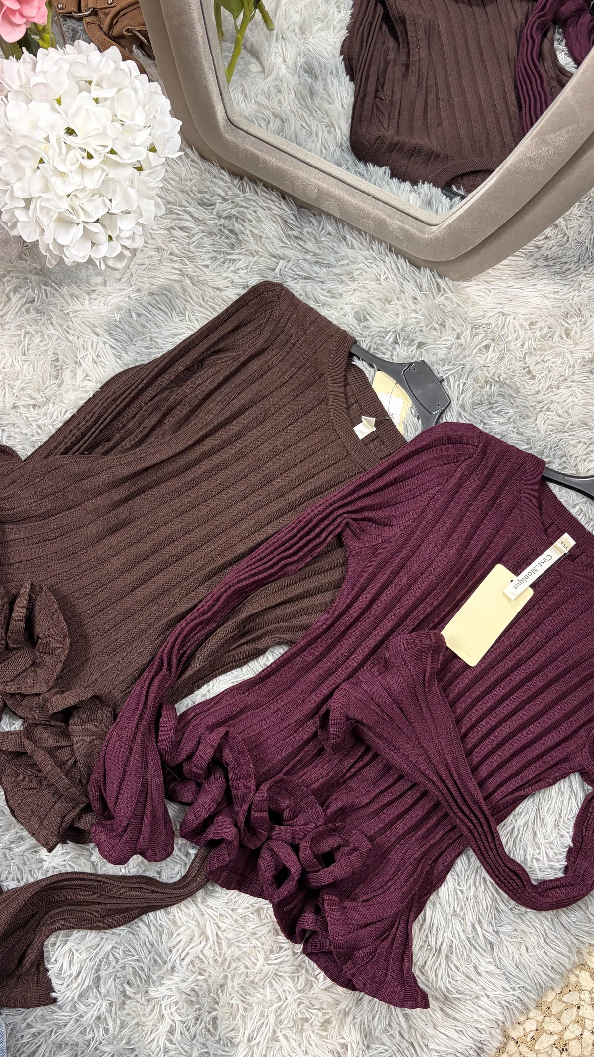 Maglia a costine con rouches su polsini e orlo - foto 2