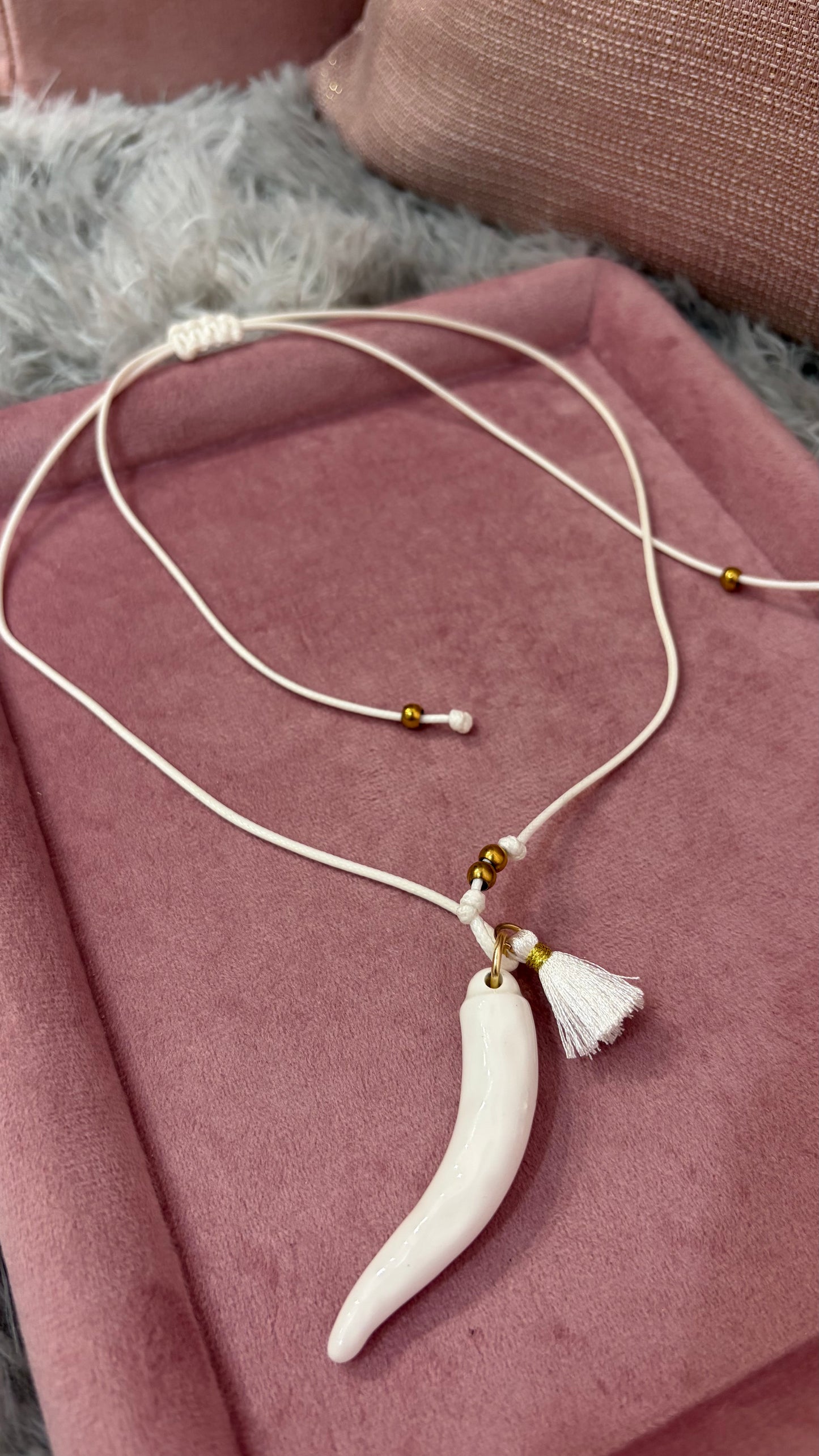 Collana con cordino bianco e cornetto portafortuna in ceramica - foto 2