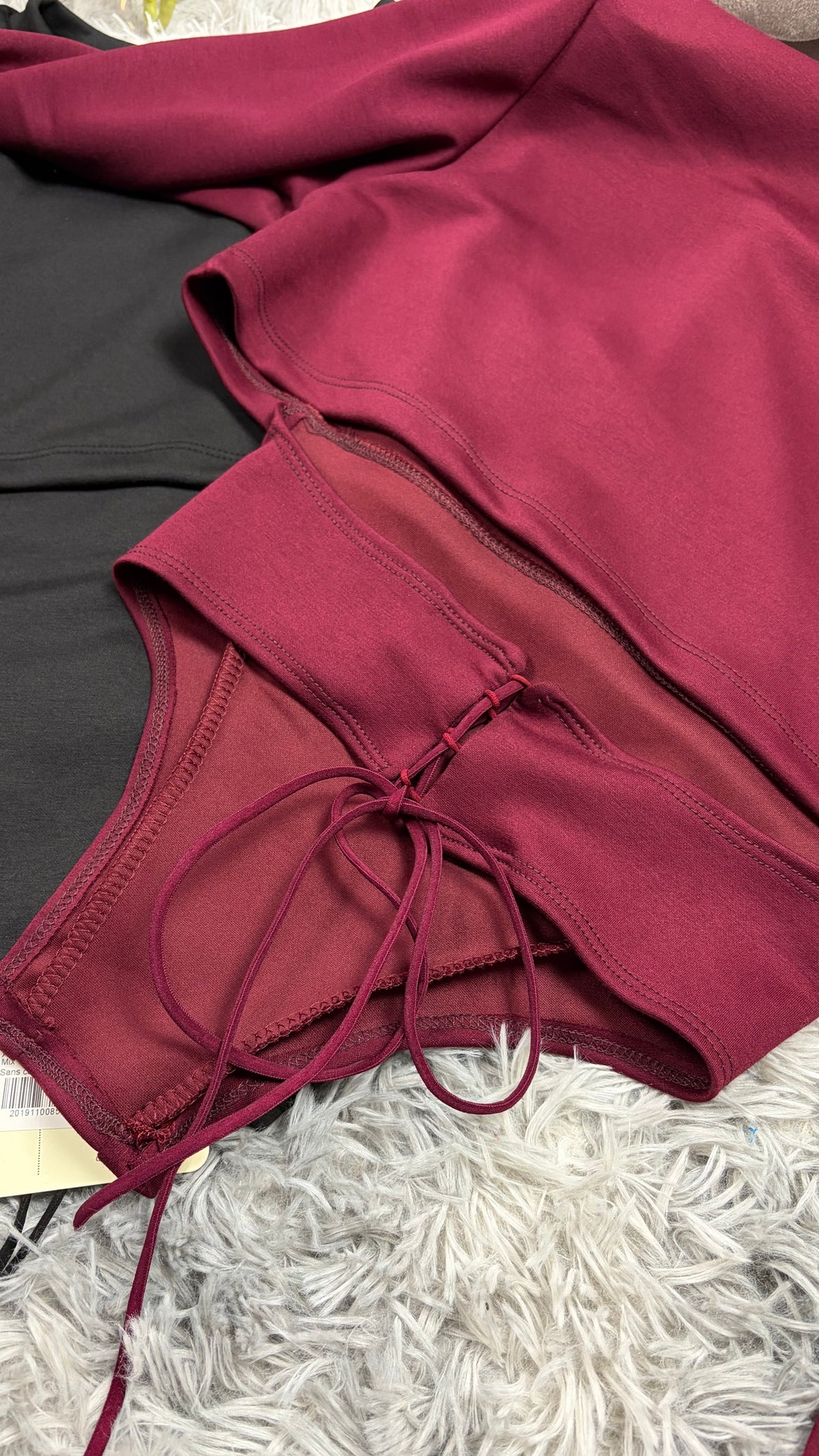 Dettaglio laccetti maglia crop bordeaux