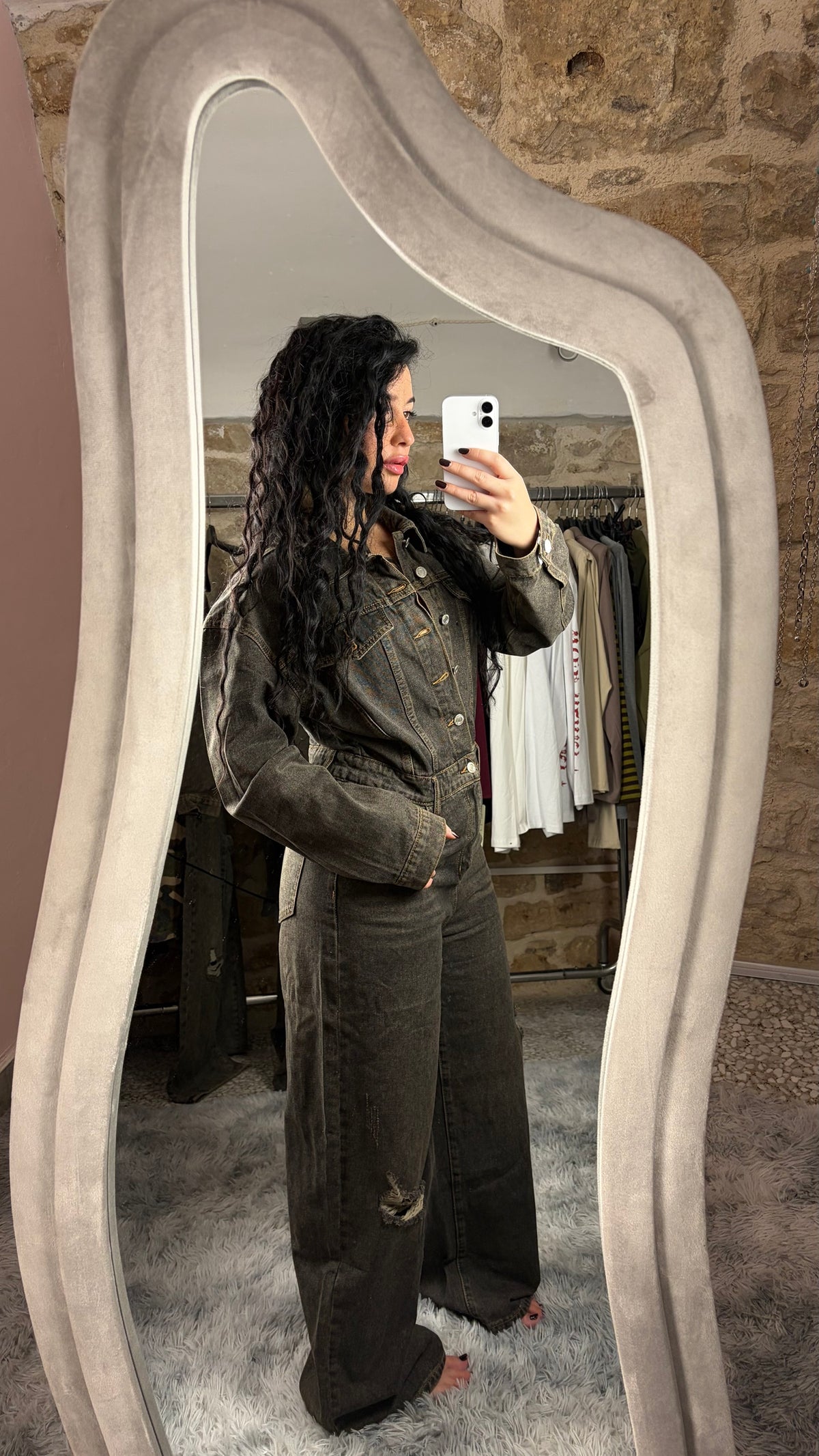 Tuta in jeans scuro, vista laterale