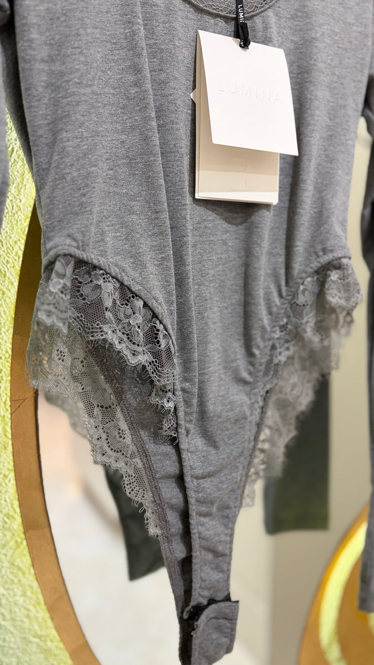 Body grigio a maniche lunghe con passapollice e pizzo - foto 6