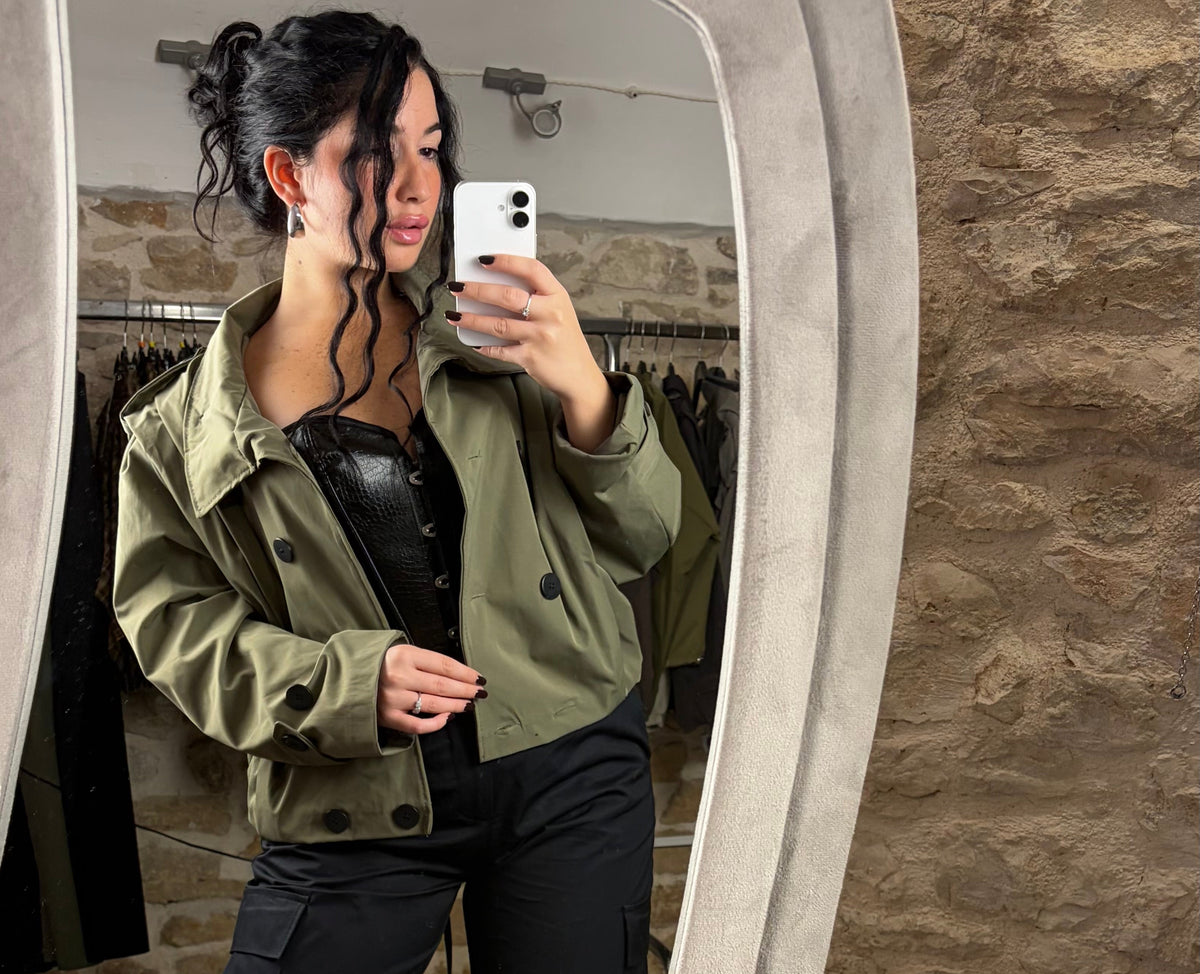 Trench corto stile bomber doppiopetto con collo alto - foto 2