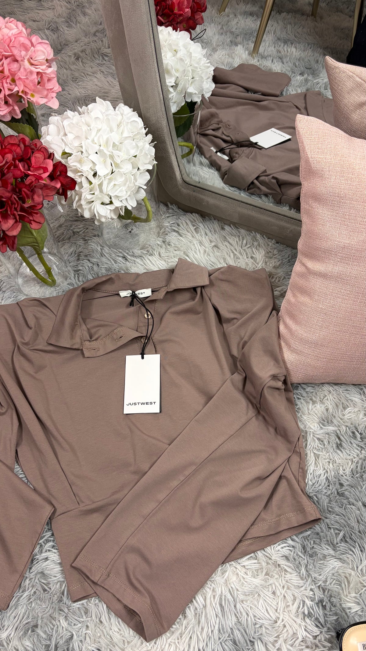 Maglia crop con spalline strutturate e colletto polo - foto 4