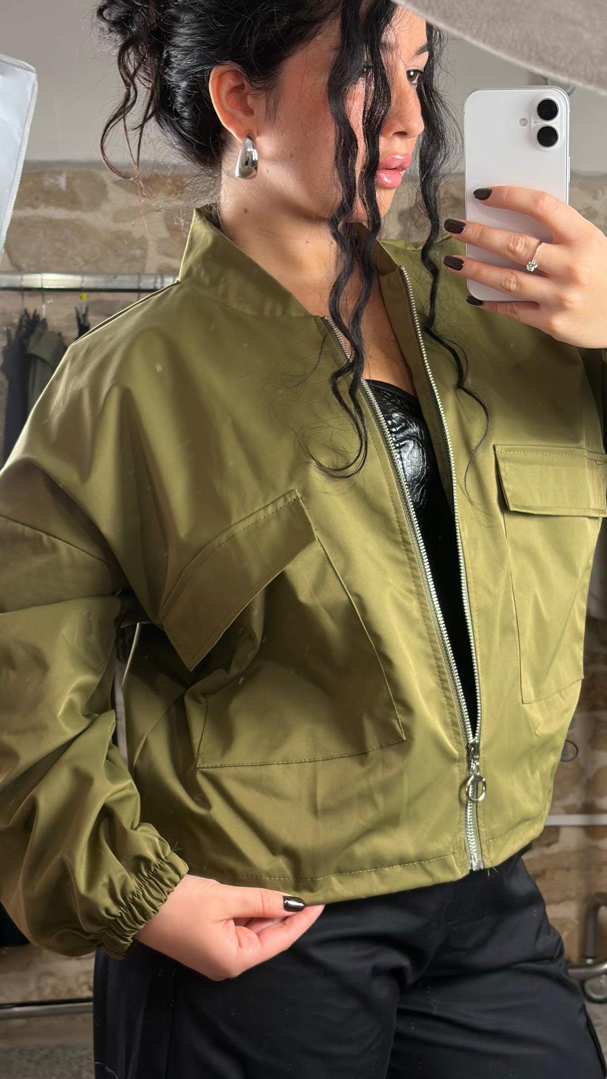 Giacca bomber crop utility con tasconi e coulisse - foto 2