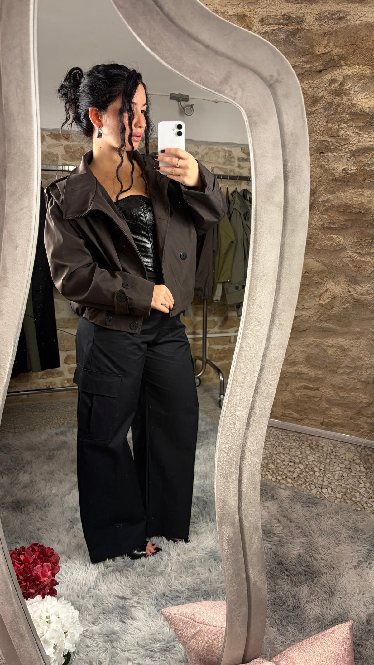 Trench corto stile bomber doppiopetto con collo alto - foto 6