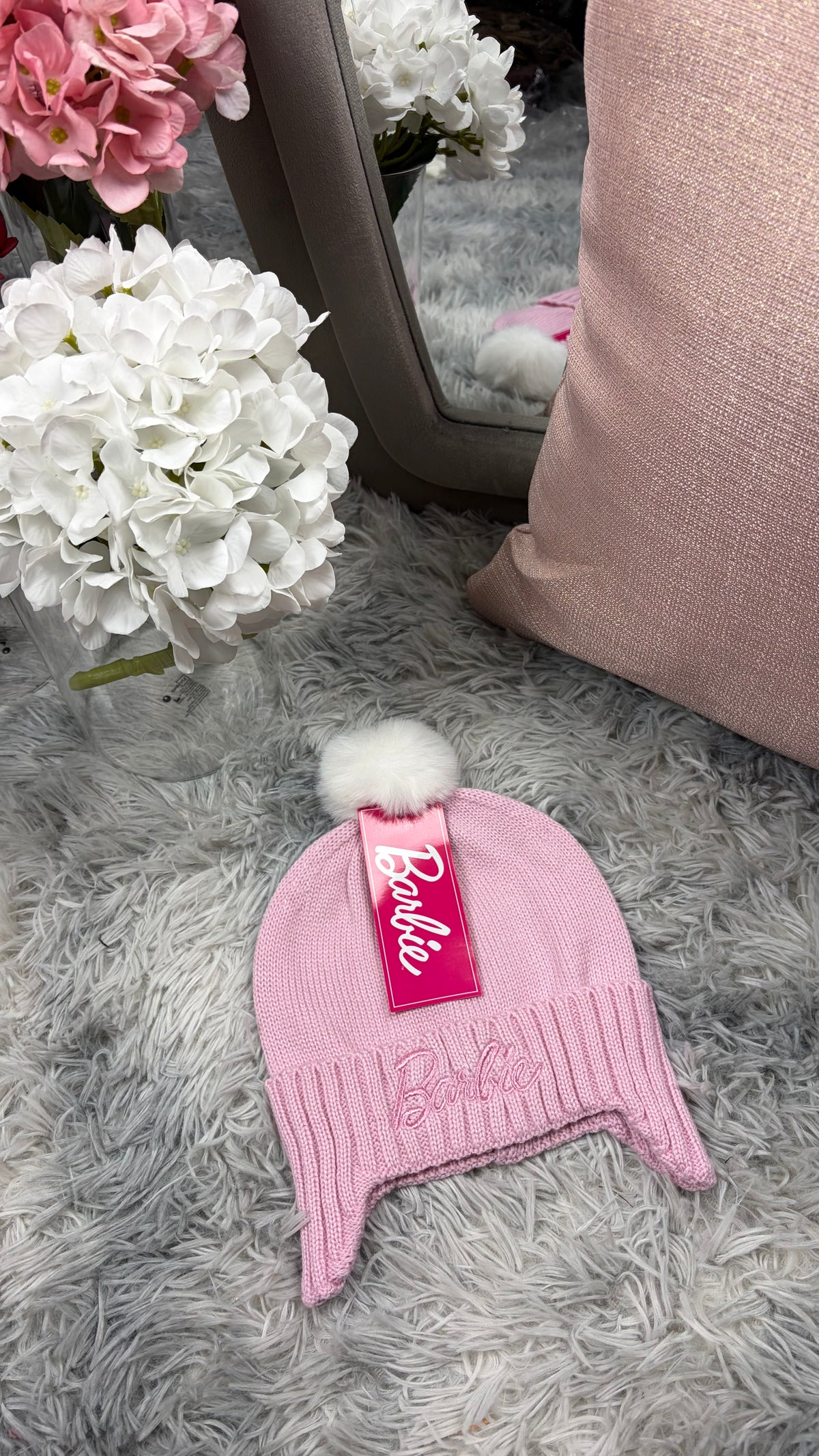Cappello bimba in maglia rosa con pompon bianco