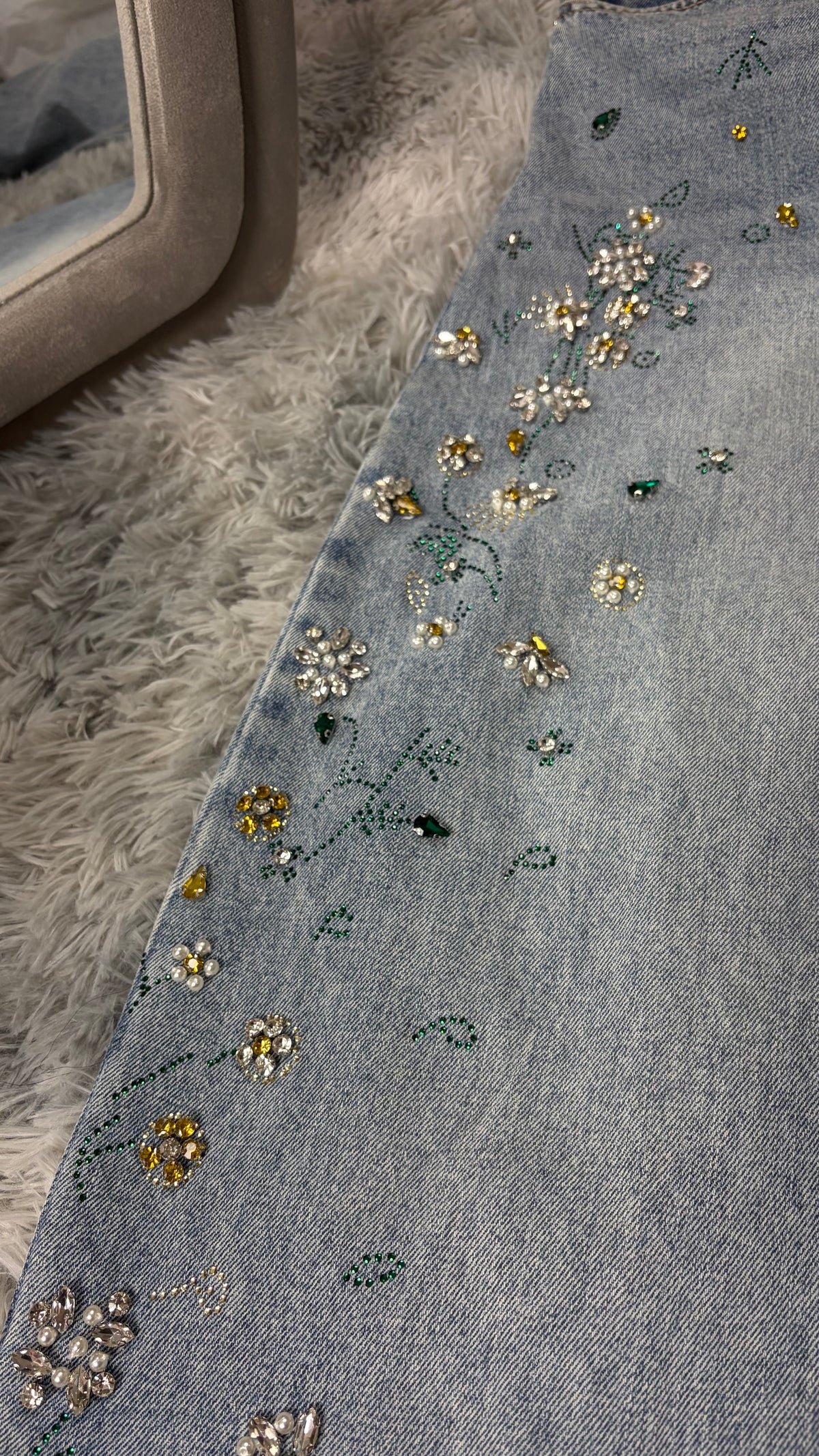 Jeans wide leg chiari con fiori gioiello e strass - foto 2