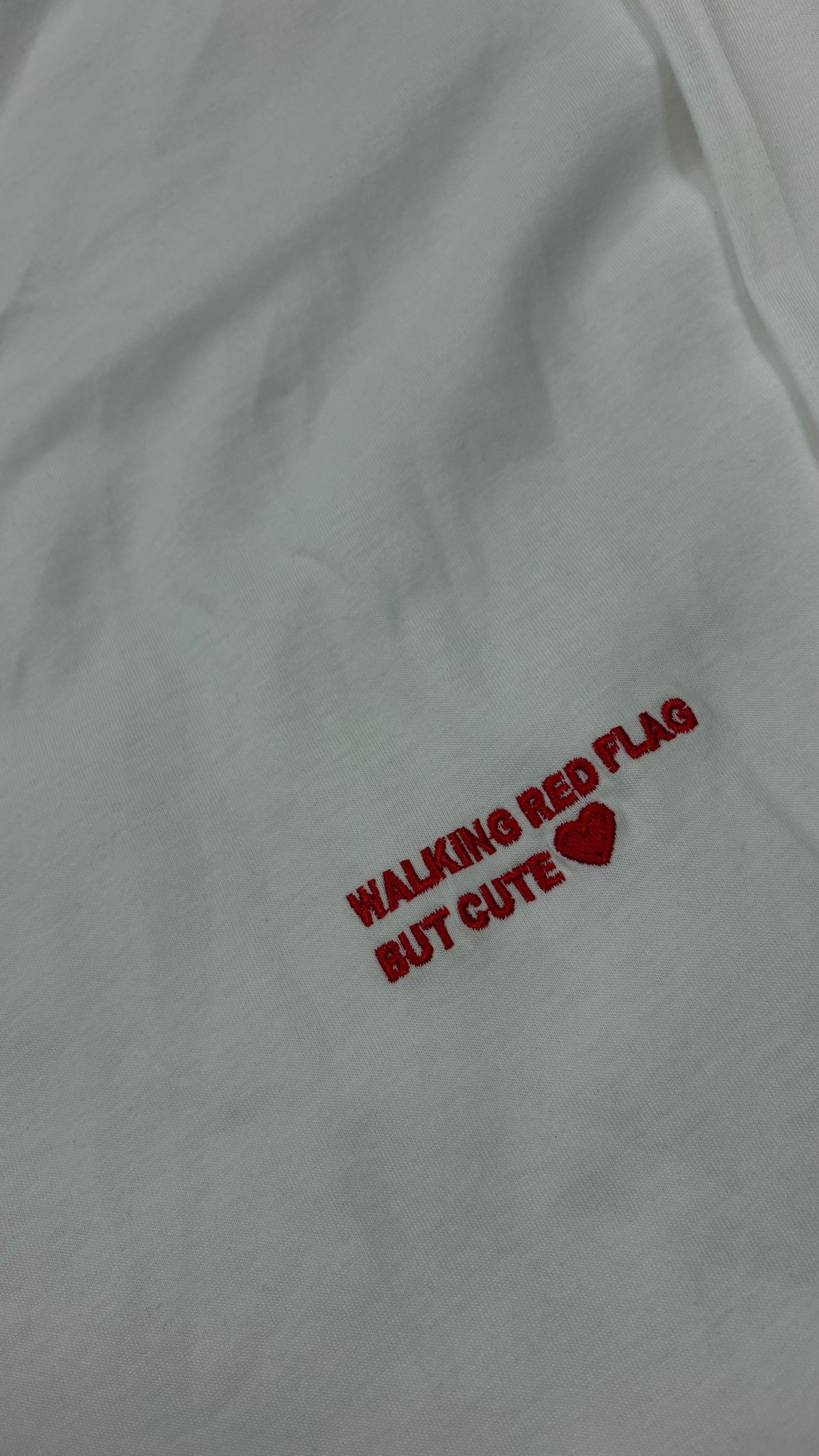 Longsleeve bianca con ricamo Walking Red Flag But Cute - foto 2