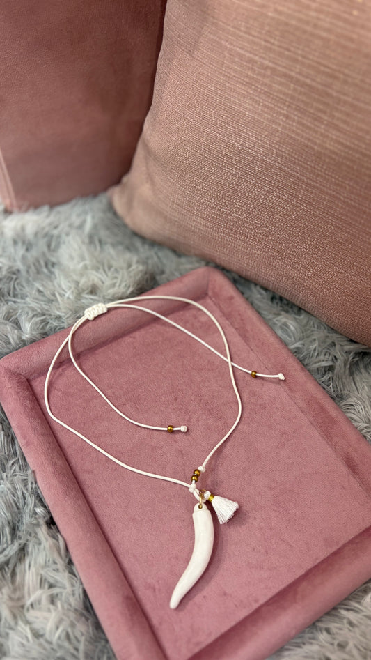 Collana con cordino bianco e cornetto portafortuna in ceramica - foto 1