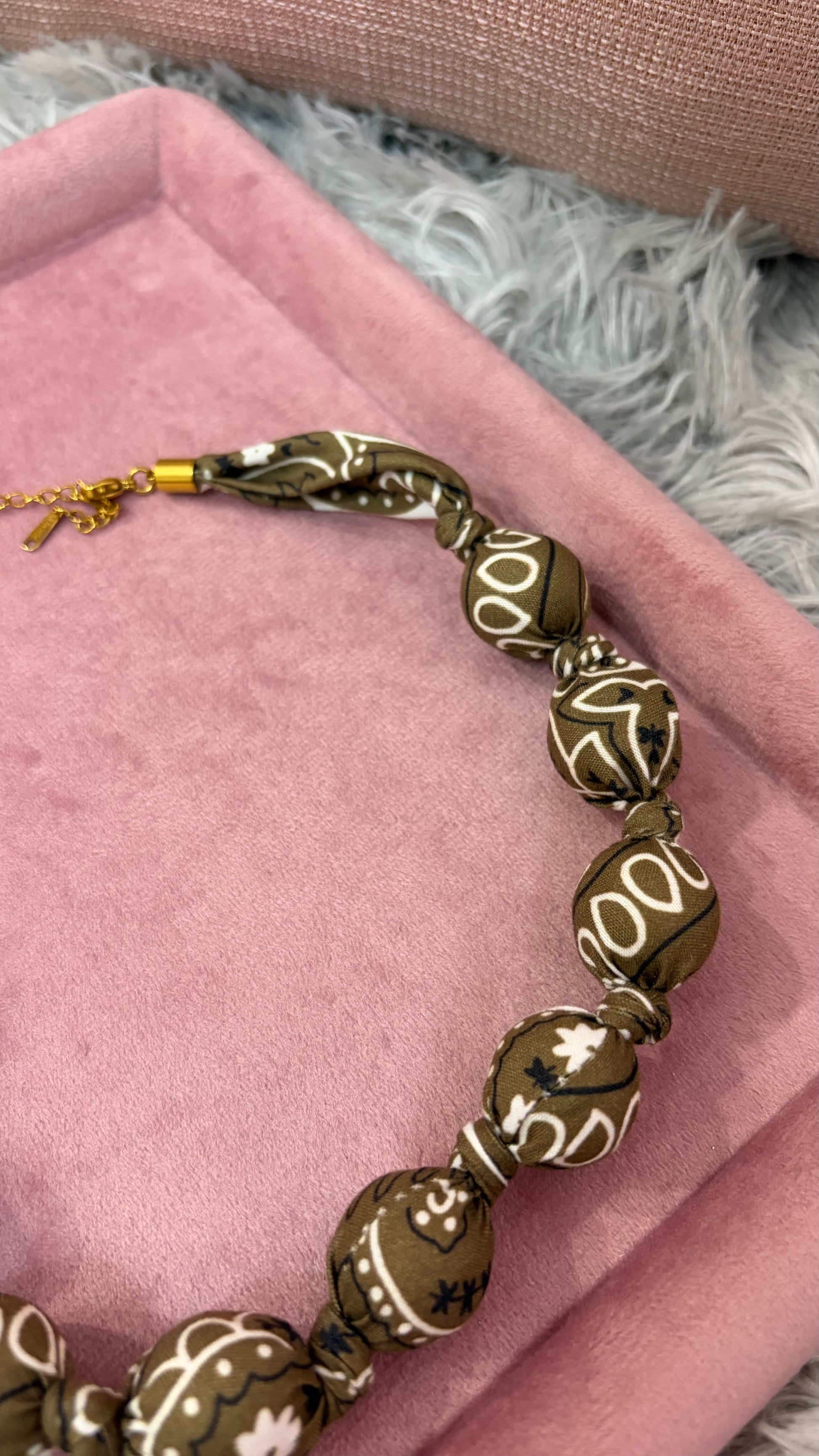 Collana girocollo in tessuto verde militare con stampa bandana - foto 2