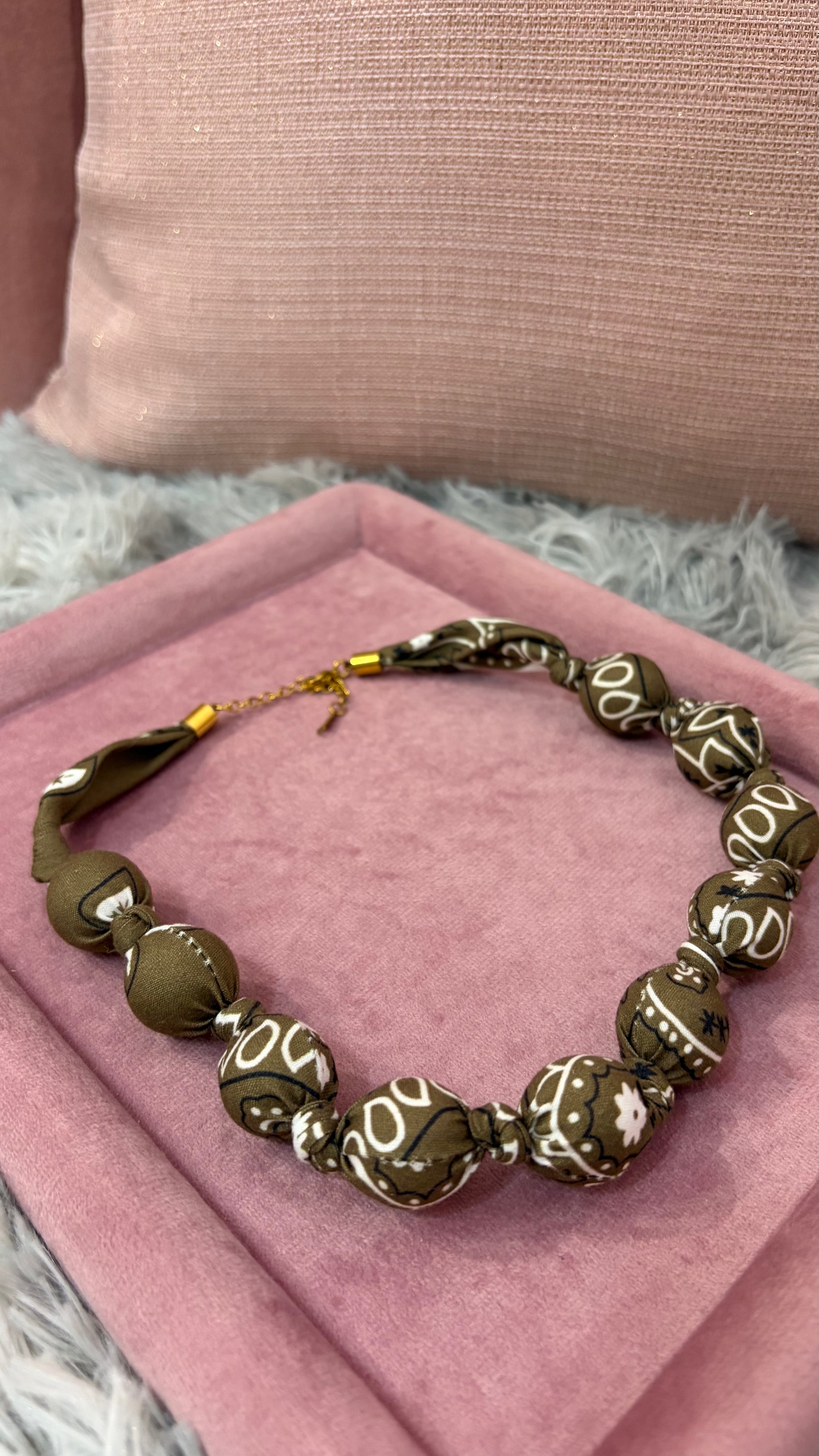 Collana girocollo in tessuto verde militare con stampa bandana - foto 1