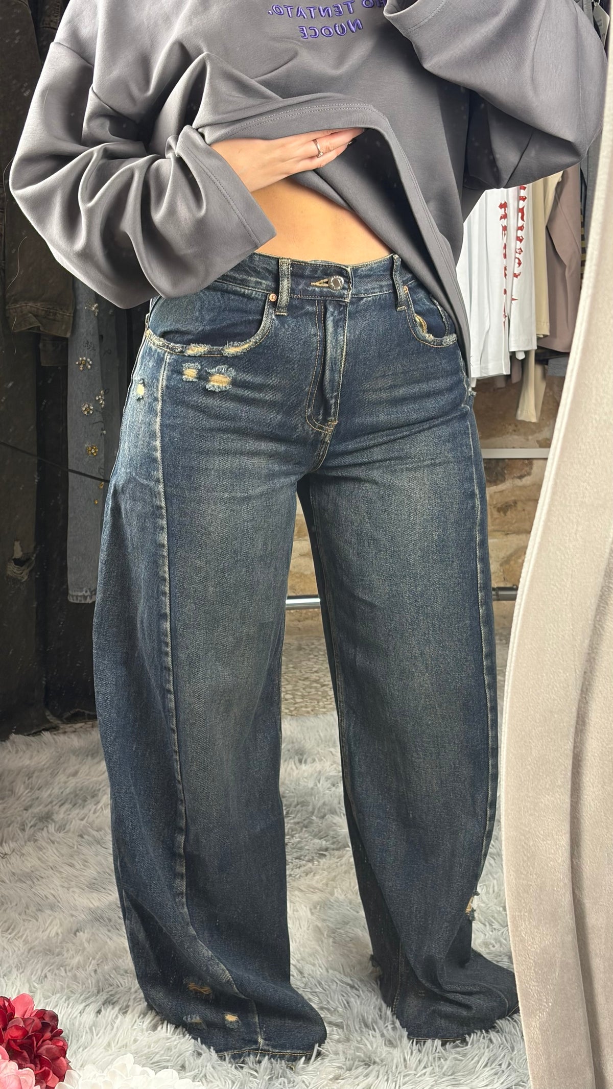 Jeans barrel wide leg lavaggio scuro indossato, vista frontale