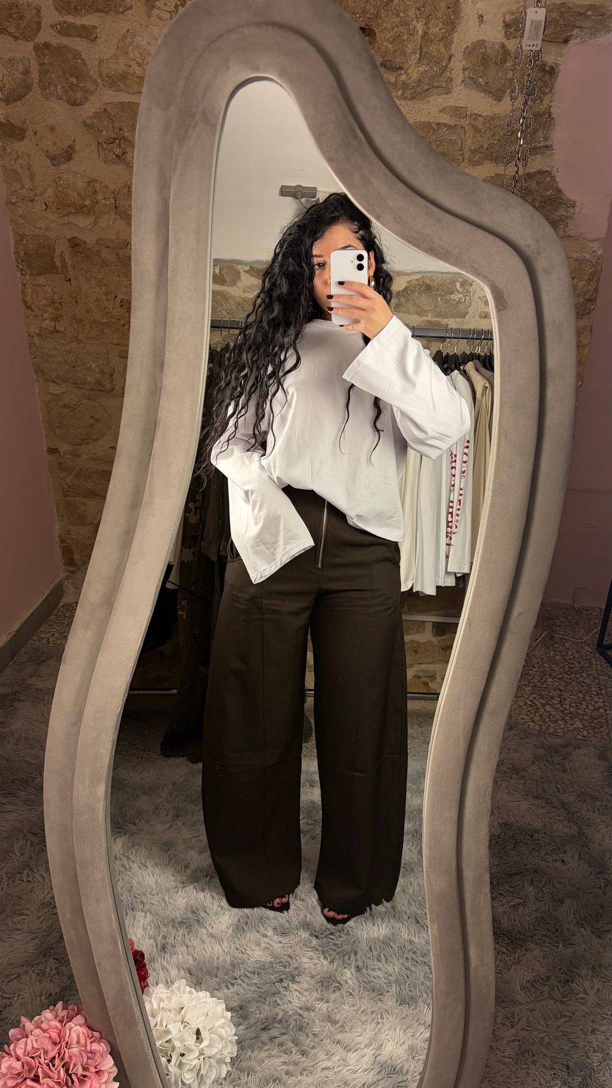 Longsleeve basic bianca con pantalone wide leg