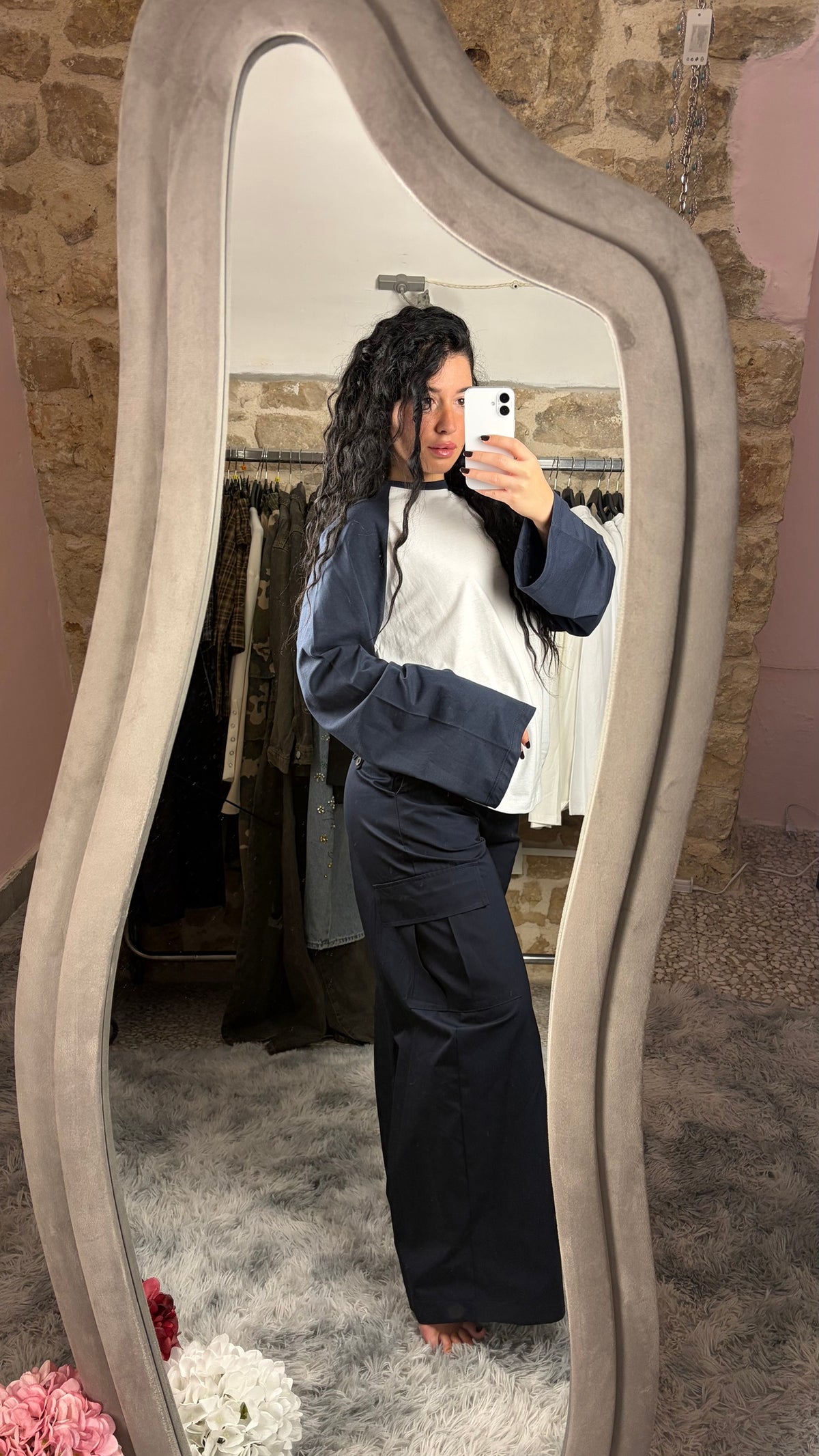 Longsleeve raglan bicolore bianco e blu indossata