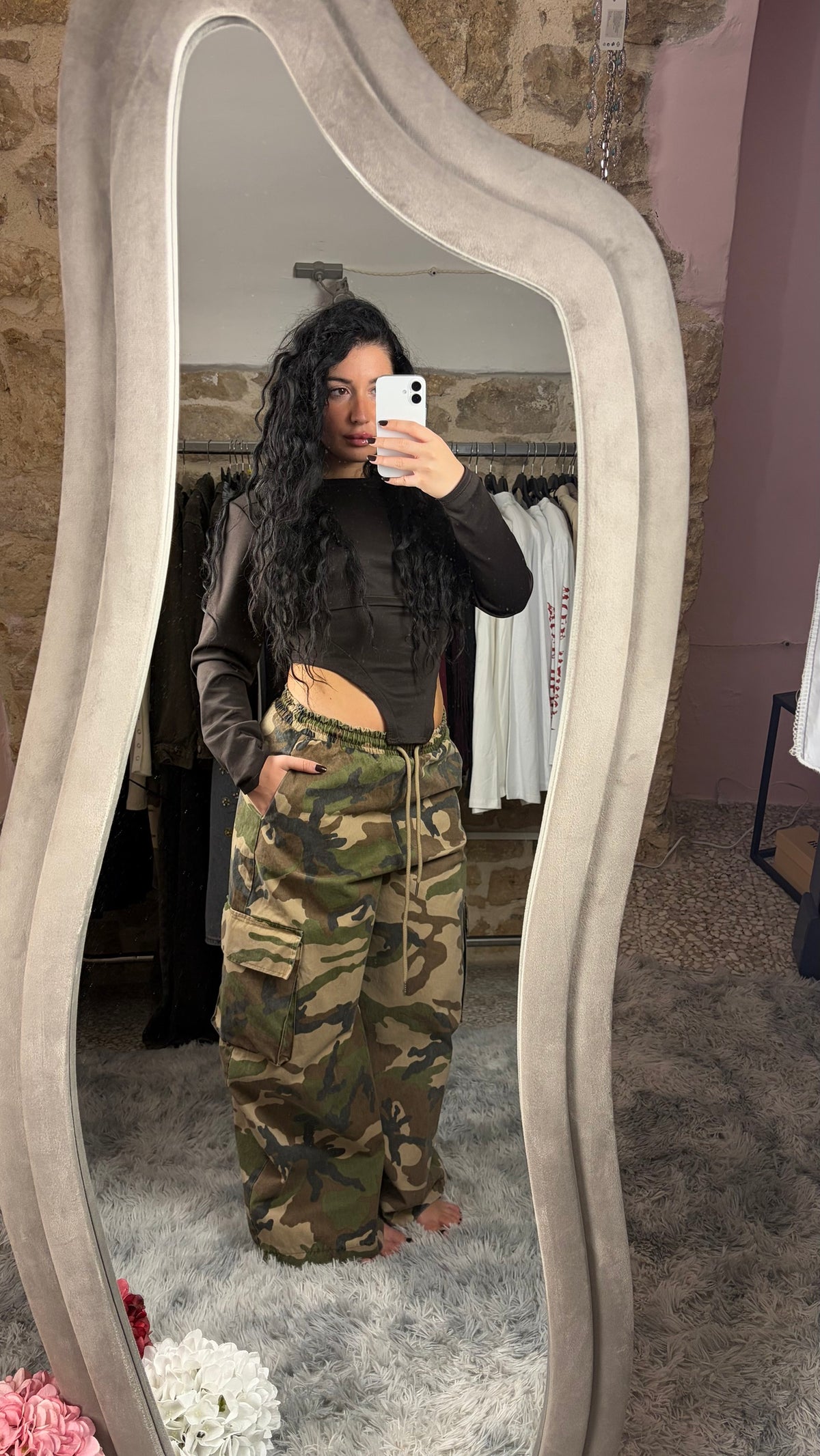 Maglia crop con cut-out marrone indossata