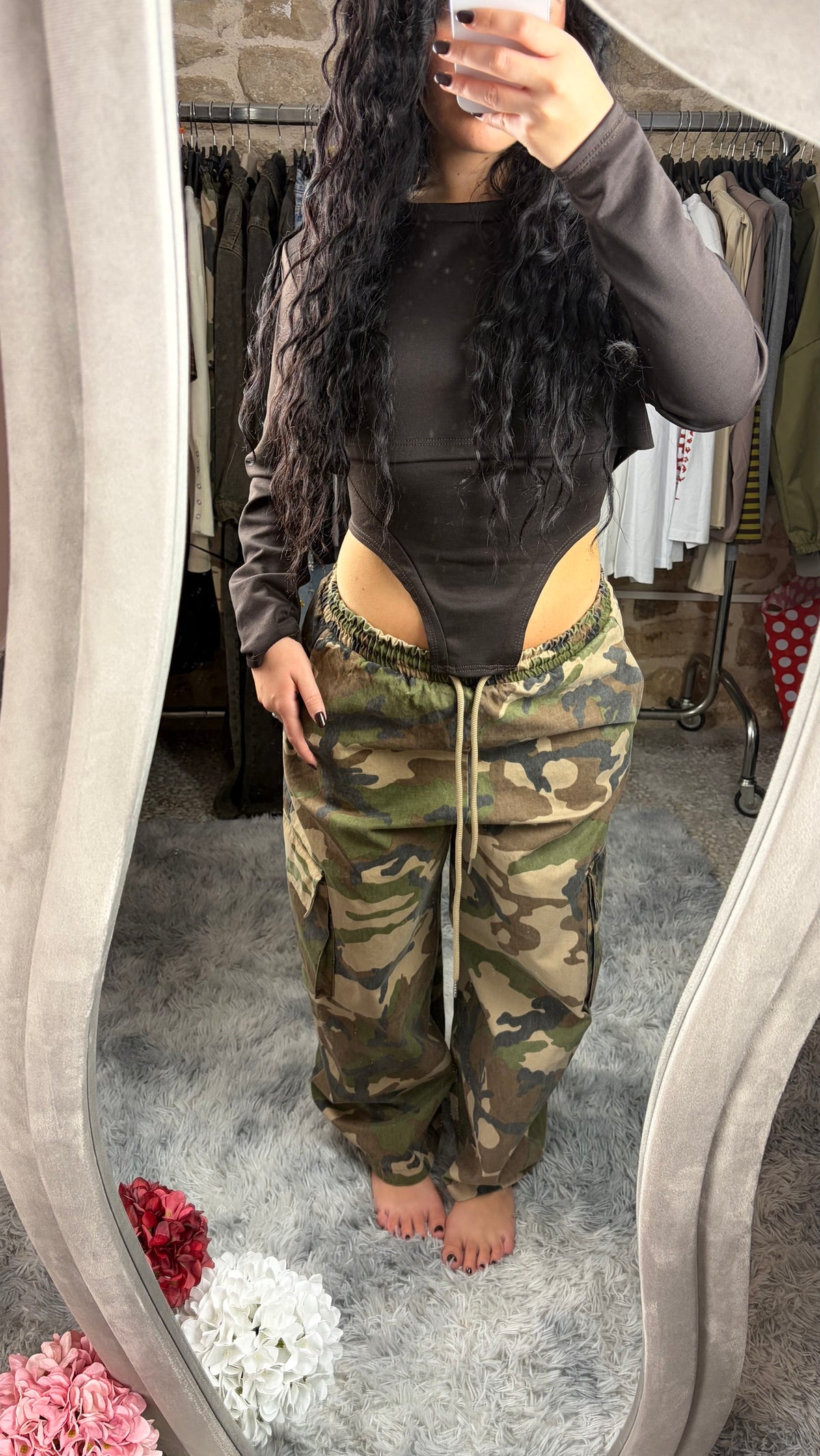 Dettaglio orlo sagomato della maglia crop