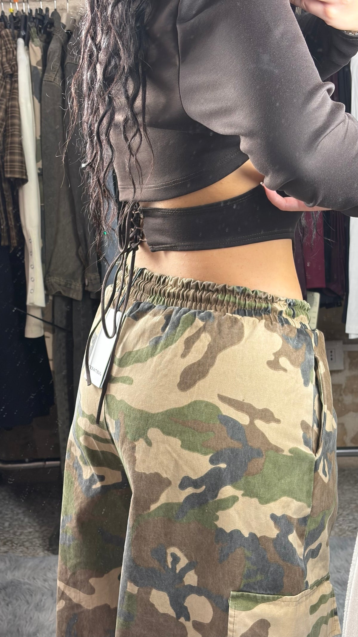 Laccetti sul retro della maglia crop