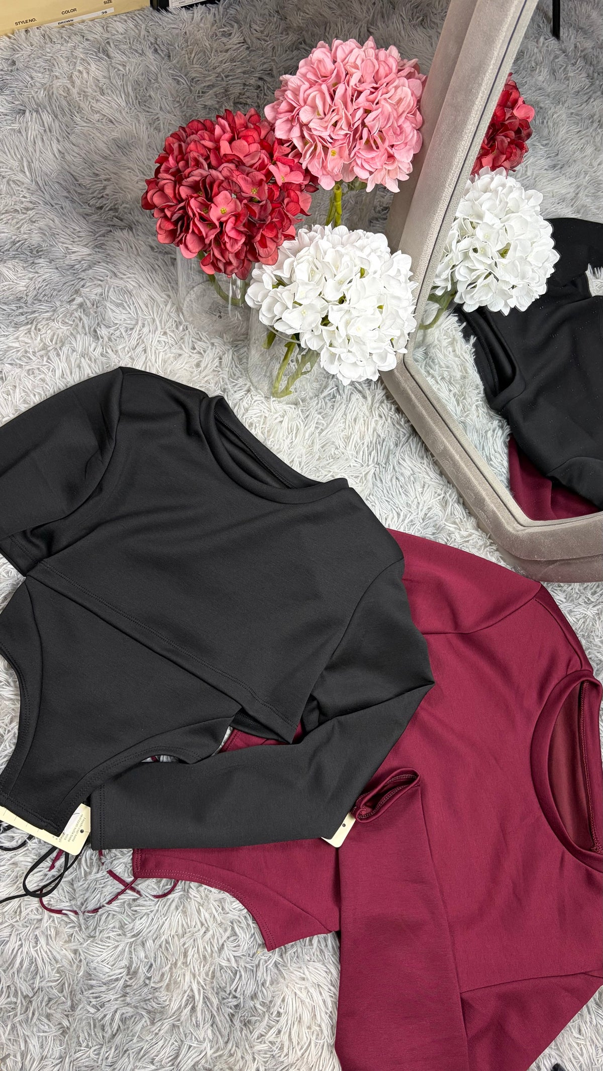 Maglia crop nei colori nero e bordeaux