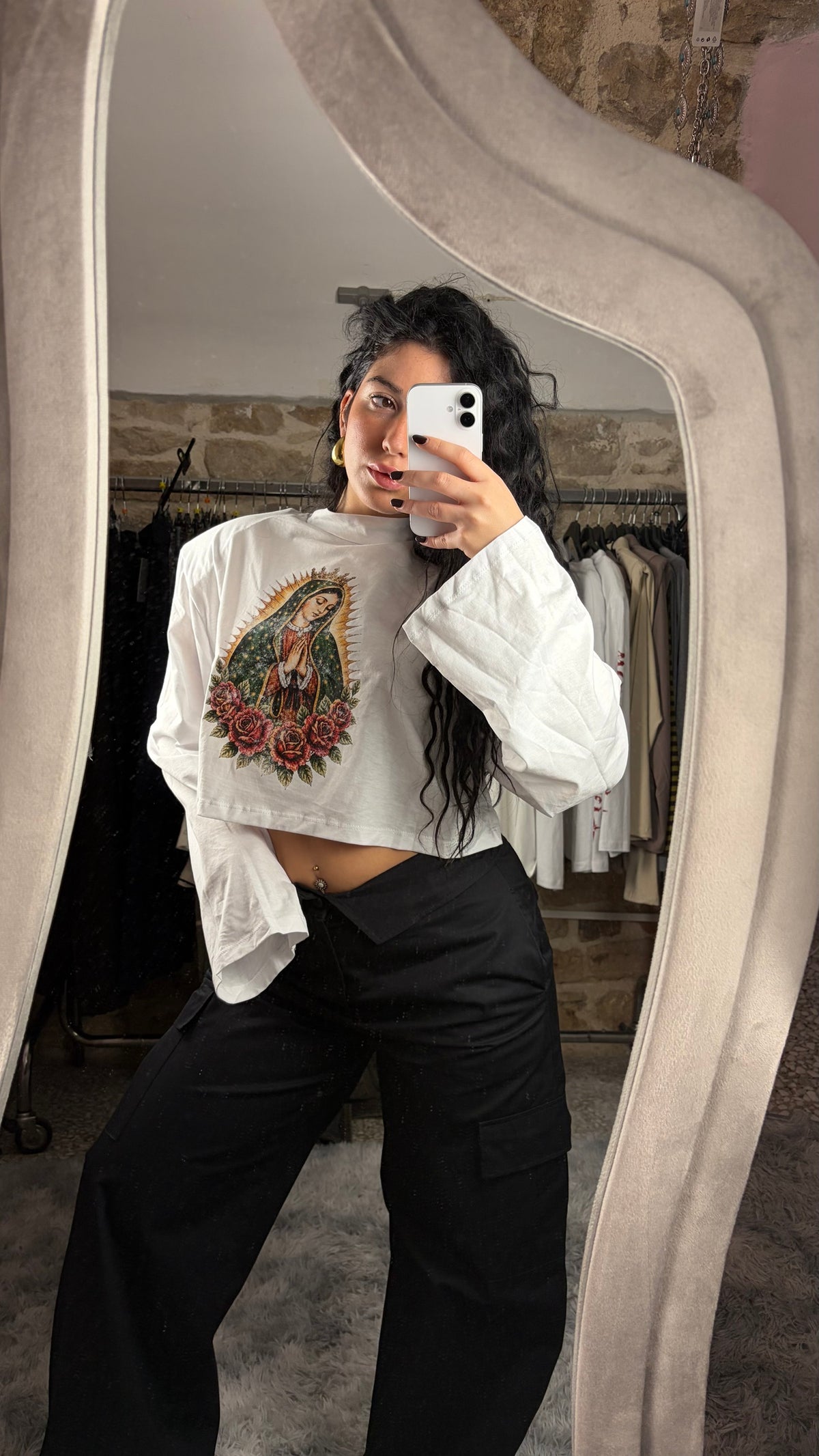 Maglia crop bianca con stampa Madonna, vista frontale